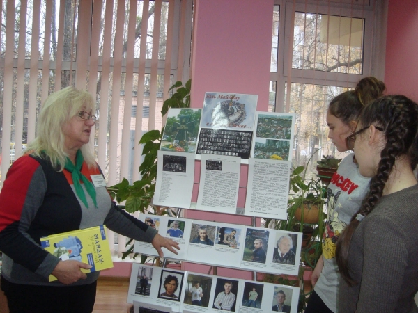 Патріотична година "Наш дух не зламати, свободу не вбити" у бібліотеці ім.О.Донченка з 7-Б кл.