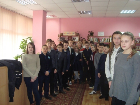 Урок мужності в бібліотеці ім.О.Донченка "Вони захищали своє місто" з 6-Б кл.