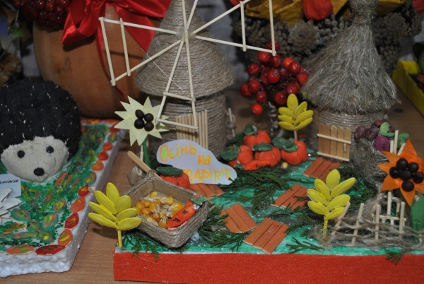 Виставка-огляд композицій із природного матеріалу на тему: "Фантазії осені"