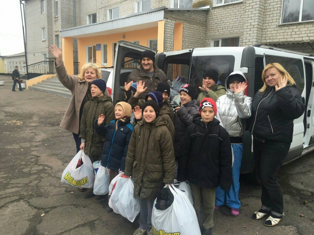 Благодійний захід для дітей інтернату з вадами розуму. Фото